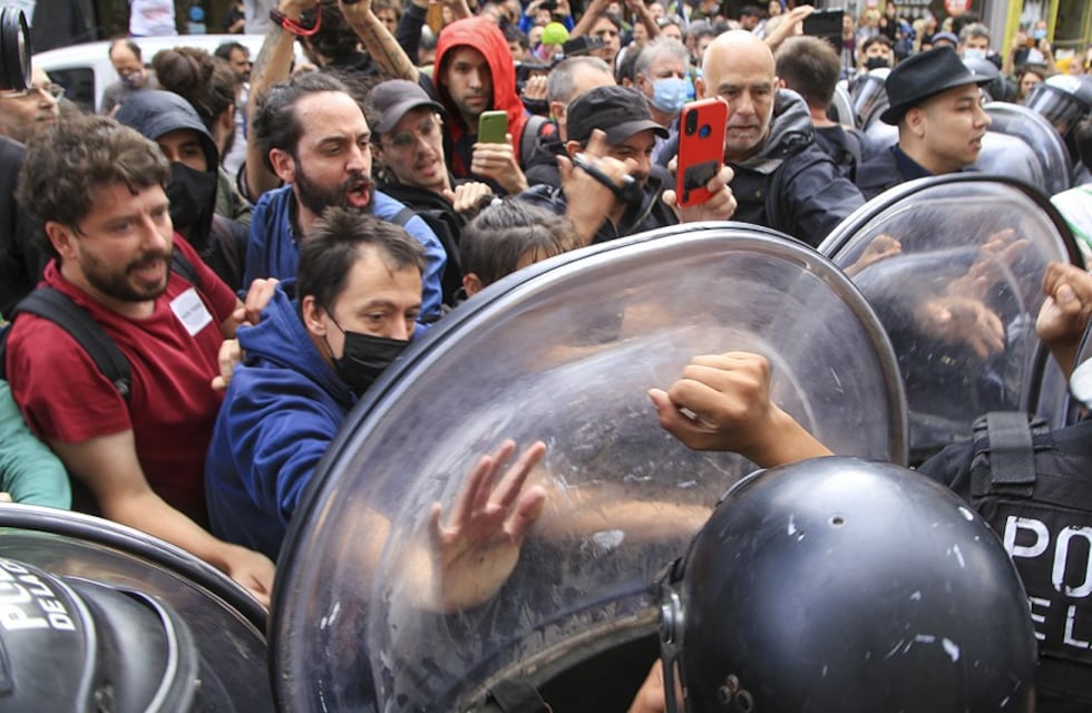 Incidentes en la puerta del INCAA: manifestantes exigieron la renuncia de Puenzo y hubo dos detenidos