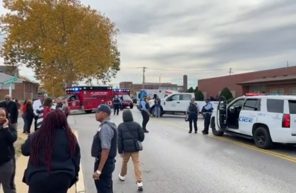 Un niño de 6 años llevó un arma a la escuela y le disparó a una maestra: la escuela había sido advertida