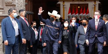 Asunción presidencial de Pedro Castillo en Perú acompañado de su esposa Lilia Paredes (AP)