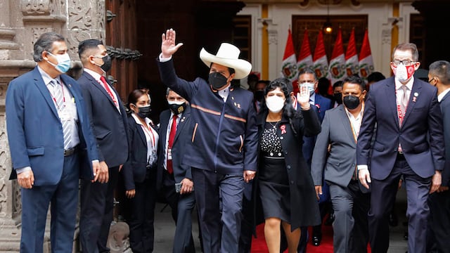Asunción presidencial de Pedro Castillo en Perú acompañado de su esposa Lilia Paredes (AP)