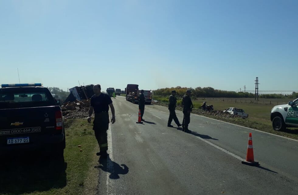 Volcó un camión en Tacural