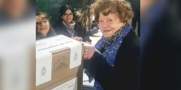 Una señora fue a votar con 98 años.