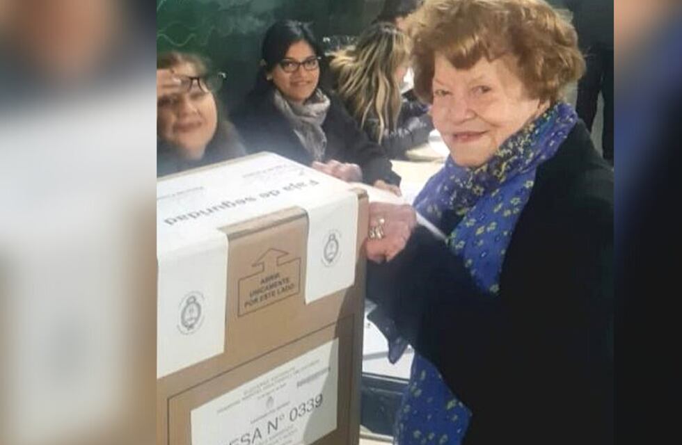 Ejemplo a seguir en Santiago del Estero: una mujer de 98 años subió al primer piso para votar en las PASO 2023