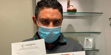 Ezequiel, tras firmar contrato con Calycon SA. (Gentileza Tomás Ojeda)