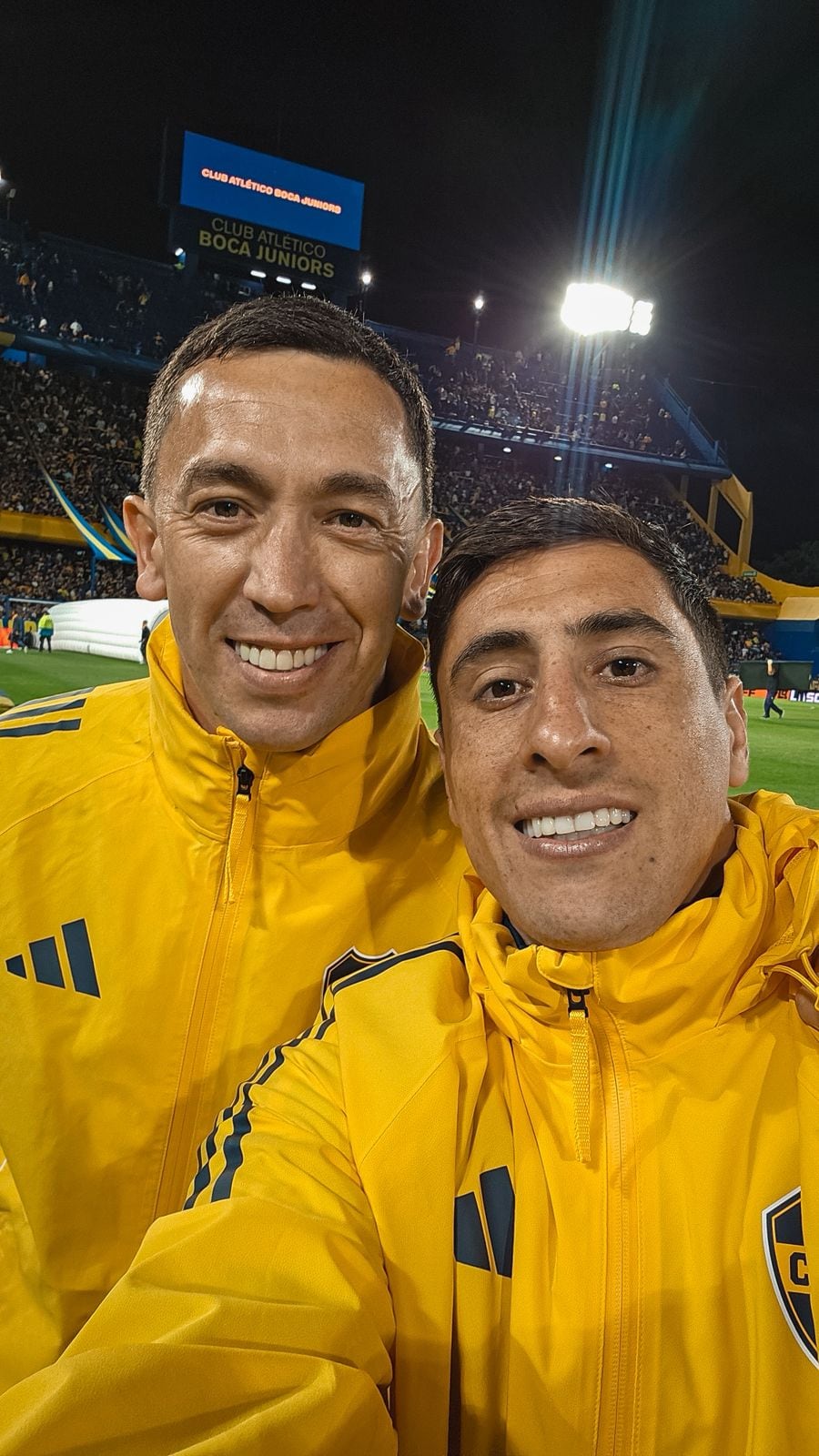 Miguel Merentiel y Agustín Marchesín en una selfie en la Bombonera después de que Boca le ganara 2 a 0 a Talleres por los octavos de final de la Liga Profesional