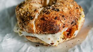 Bagel con solo 2 ingredientes.