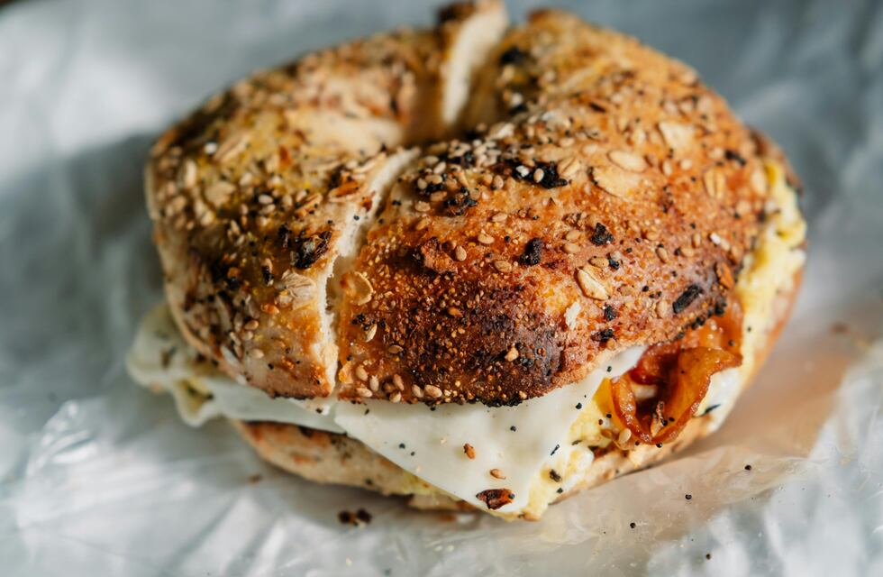 Cómo hacer un bagel con solo 2 ingredientes: la receta súper fácil y baja en calorías