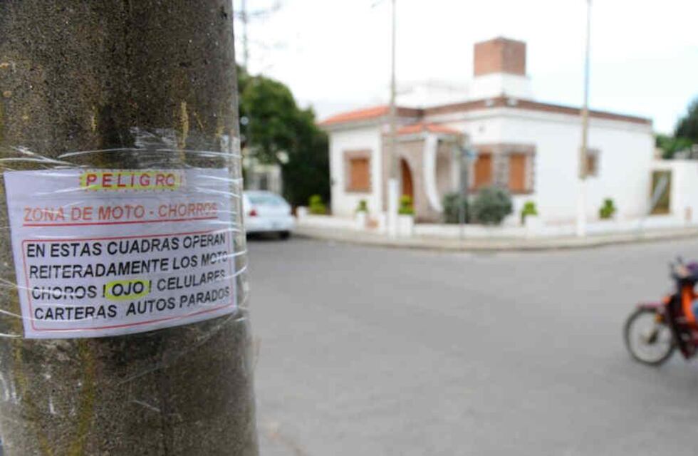 Lesionaron a una mujer luego de robarle sus pertenencias desde una motocicleta