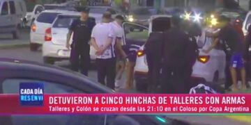 Hinchas de Talleres fueron detenidos en Rosario, en la previa del duelo ante Colón, por Copa Argentina. La policía secuestró dinero y un arma. (Captura de pantalla)