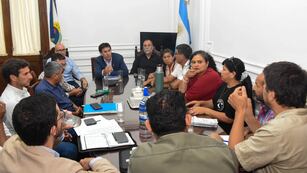 Los ministros Federico Cardozo y Normando Álvarez García, junto a funcionarios de sus gabinetes, en diálogo con dirigentes del SEOM en el marco de las paritarias 2024.