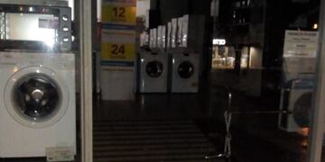 San Vicente: vandalizaron la puerta de ingreso de una cadena de electrodomésticos.