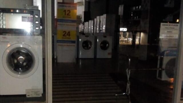 San Vicente: vandalizaron la puerta de ingreso de una cadena de electrodomésticos.