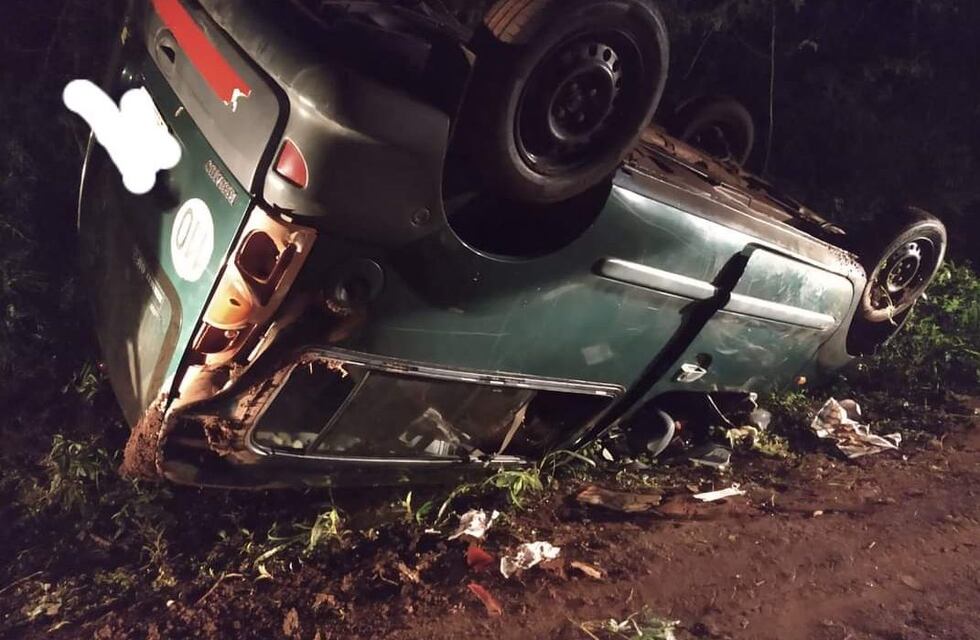 Vuelco de un auto en la ruta N° 101 en Iguazú dejó a dos personas con heridas leves