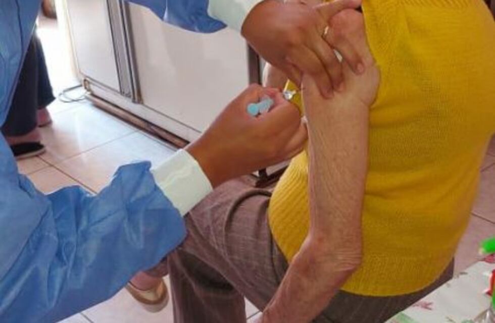 Aplican la vacuna Sputnik V a mayores de 90 años en Caleta Olivia