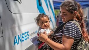 Cuánto aumenta la AUH y la Tarjeta Alimentar en mayo.