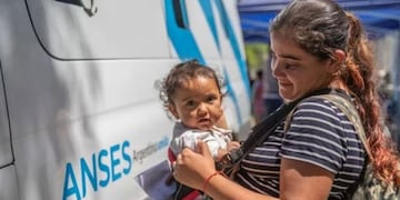 Cuánto aumenta la AUH y la Tarjeta Alimentar en mayo.
