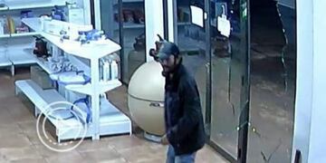 Eldorado: asaltaron una ferretería y se llevaron herramientas valuadas en 200 mil pesos.