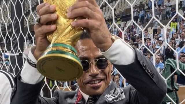 Salt Bae con la copa del mundo que despertó el enojo de la FIFA. Foto: Instagram.