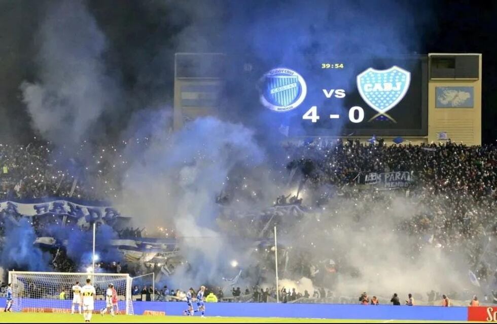Así fue la espectacular fiesta de los hinchas de Godoy Cruz tras la goleada a Boca en Mendoza