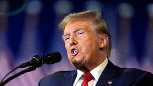 ARCHIVO - El precandidato republicano a la presidencia, el expresidente Donald Trump, habla durante un evento en Conway, Carolina del Sur, el 10 de febrero de 2024. (AP Foto/Manuel Balce Ceneta, Archivo)
