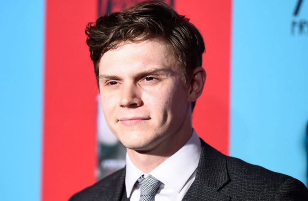 Evan Peters luce aterrador como asesino serial: ¿cómo es el trailer de la serie de Netflix?