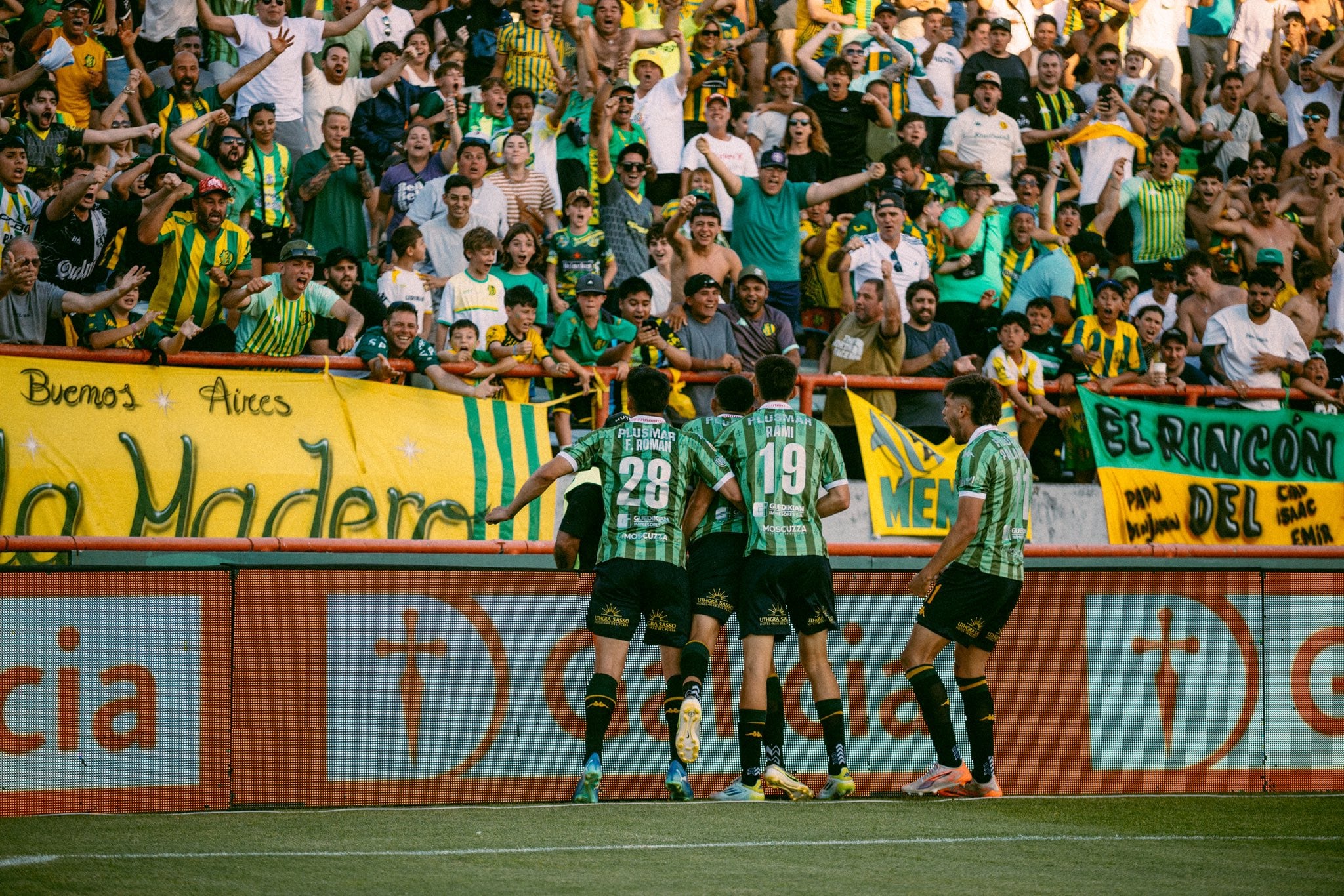 Aldosivi festeja uno de sus goles ante San Martín. (Prensa Aldosivi).