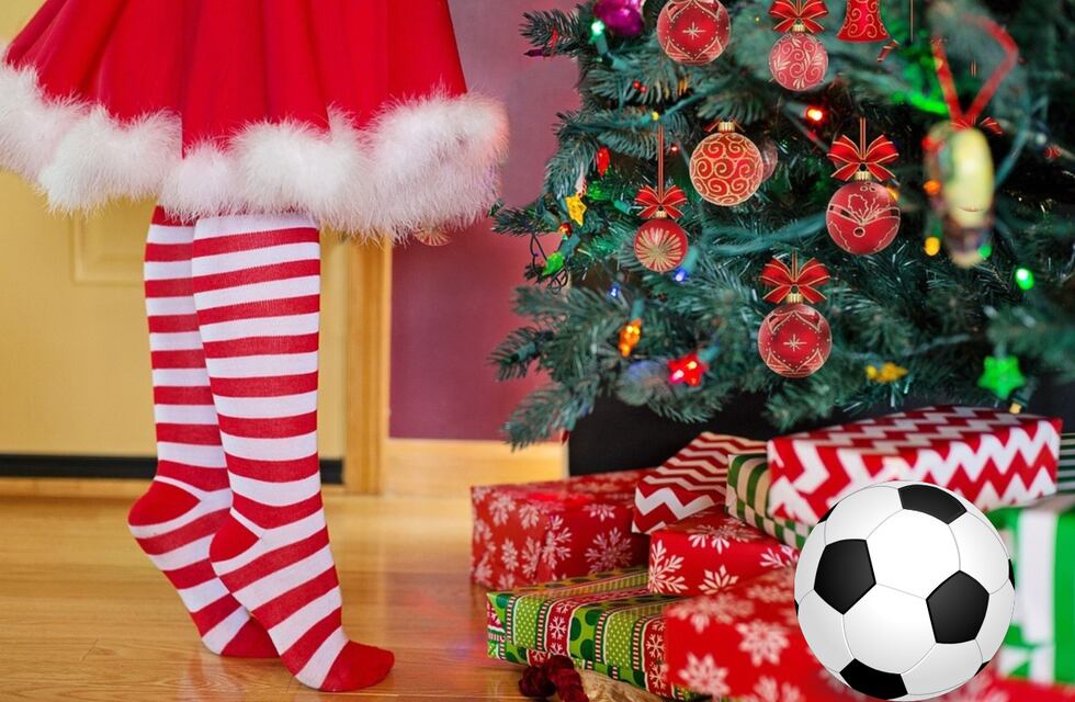 Un famoso futbolista argentino asistió al entrenamiento disfrazado de Papa Noel y sorprendió a todos sus compañeros