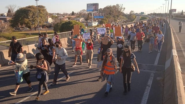 Ambientalistas se concentraron sobre la mano que va hacia el este desde el extremo de Avenida Circunvalación. (@carloscarcione)