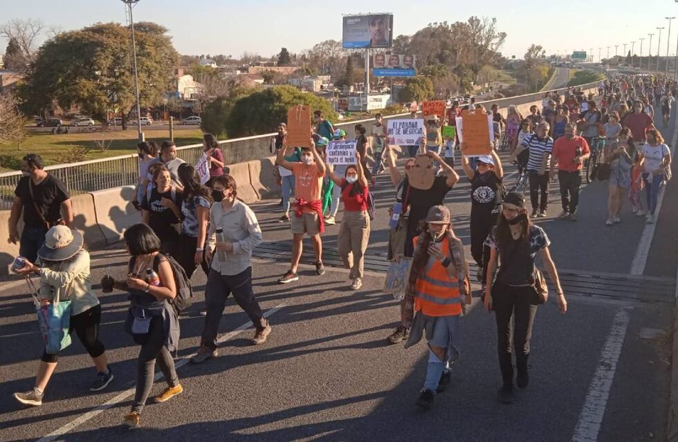 Protestaron sobre el puente Rosario-Victoria por incendios en islas del Paraná