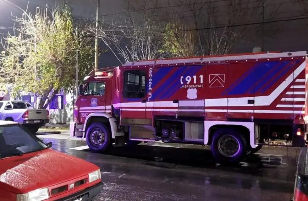 Unos bomberos de La Plata se convirtieron en héroes luego de salvar a una bebé que se ahogaba