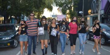 Gran cantidad de personas se sumó a la marcha para pedir la detención del sospechoso.
