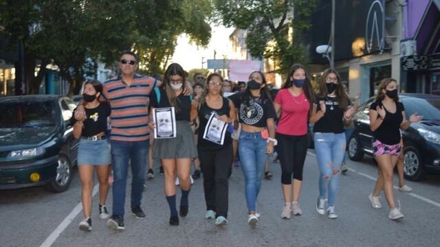 Gran cantidad de personas se sumó a la marcha para pedir la detención del sospechoso.
