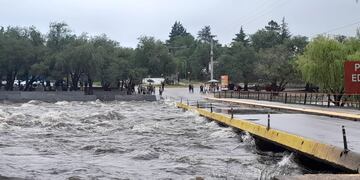 Creciente a la altura del balneario Playas de Oro, en Carlos Paz