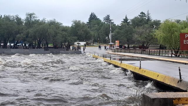 Creciente a la altura del balneario Playas de Oro, en Carlos Paz
