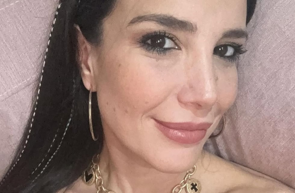 Andrea Rincón sorprendió con un look total white y dio cátedra de estilo con el accesorio tendencia