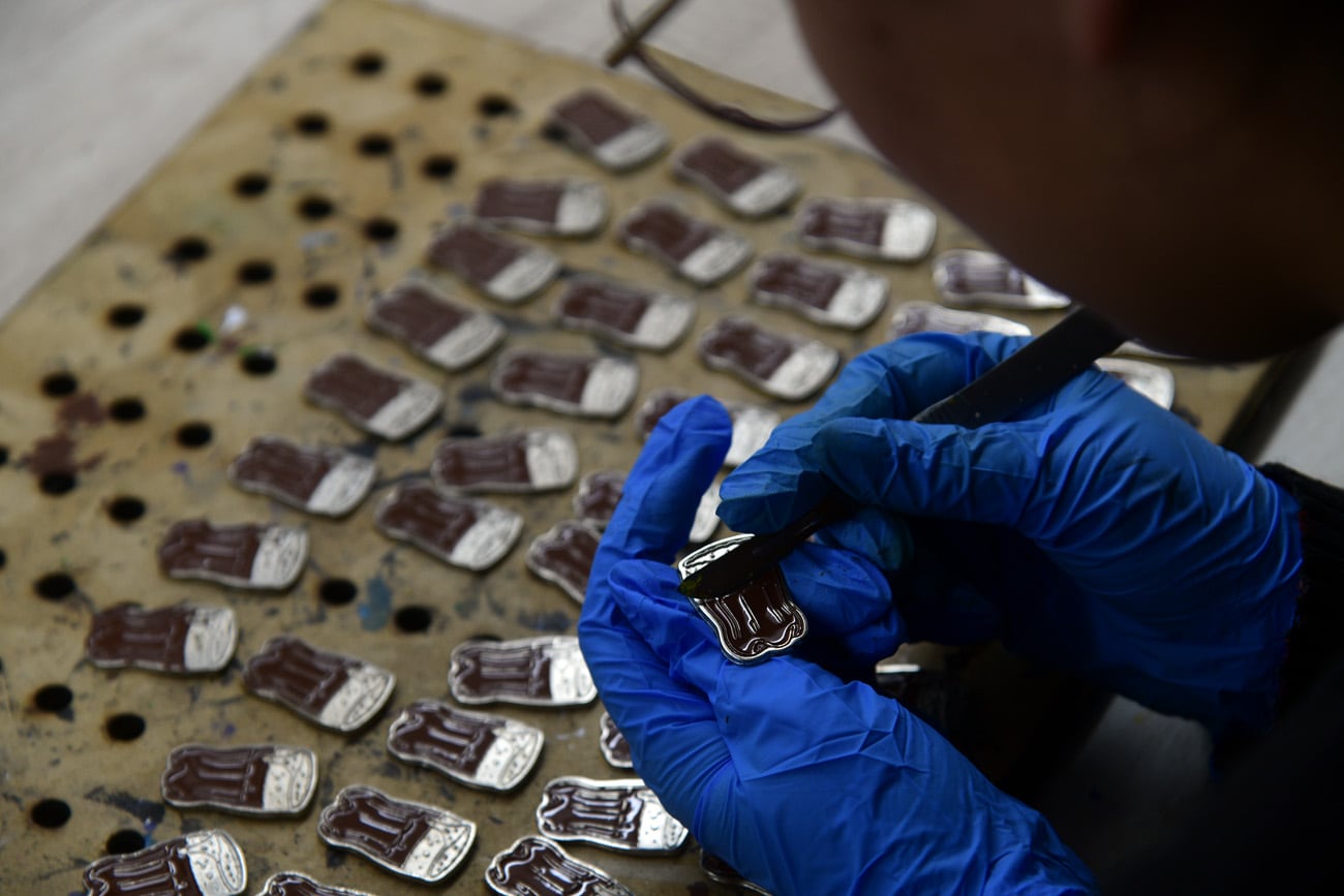 Cada pieza se pinta de manera artesanal. (Ramiro Pereyra / La Voz)