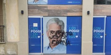 Vandalismo contra la sede de Claudio Poggi