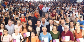 Entrega de tablets por parte del ENACOM a vecinos de Maipú.
