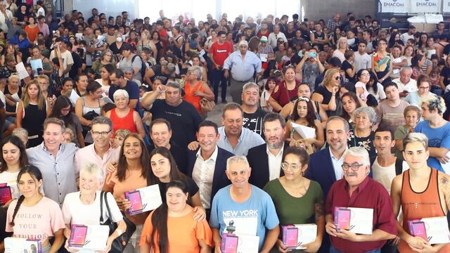 Entrega de tablets por parte del ENACOM a vecinos de Maipú.