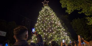 La Banda Sinfónica Municipal interpretó un repertorio que fue muy celebrado por el numeroso público que se acercó al evento.