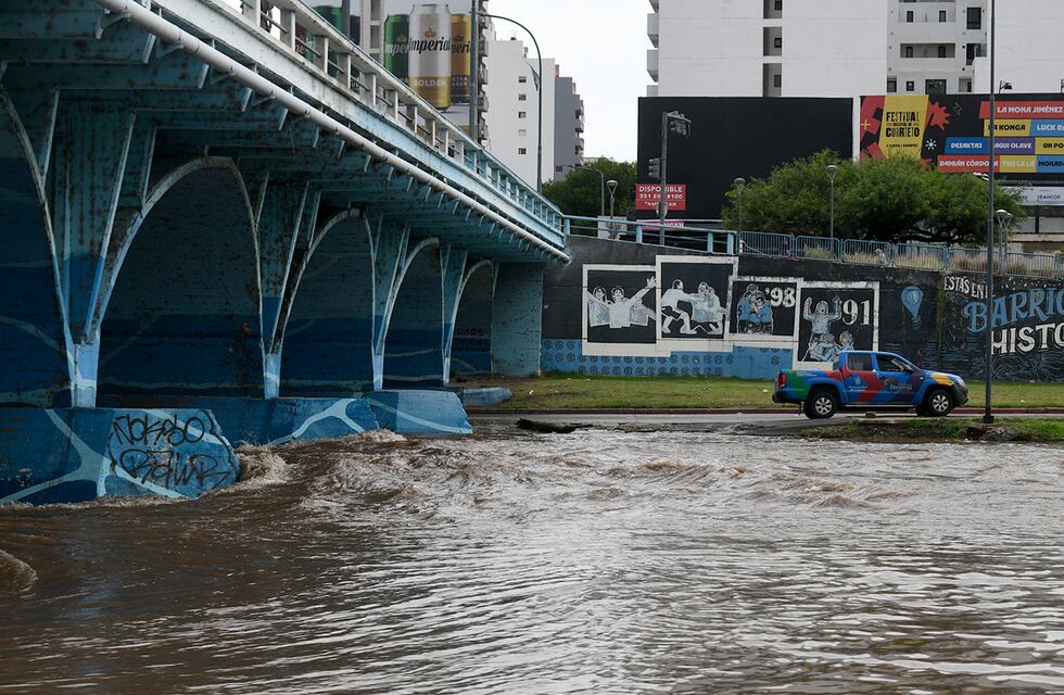 Un lujoso auto que vale más de 40 mil dólares quedó varado en la Costanera de Córdoba