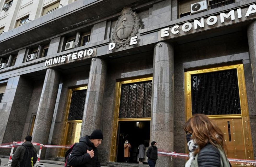 Economía inicia el año con una apuesta  fuerte y lanza un canje de deuda