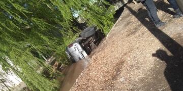 La camioneta quedó volcada sobre el canal y semisumergida en el agua. Gentileza El Cuco Digital