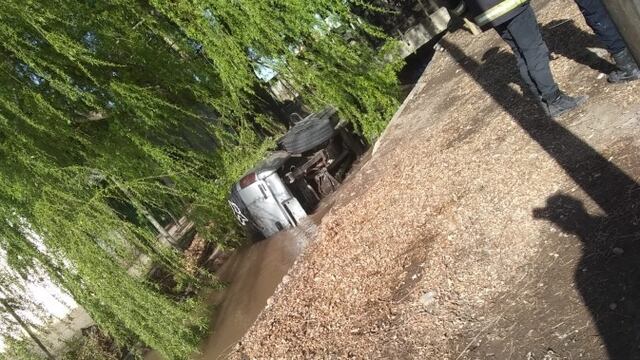 La camioneta quedó volcada sobre el canal y semisumergida en el agua. Gentileza El Cuco Digital