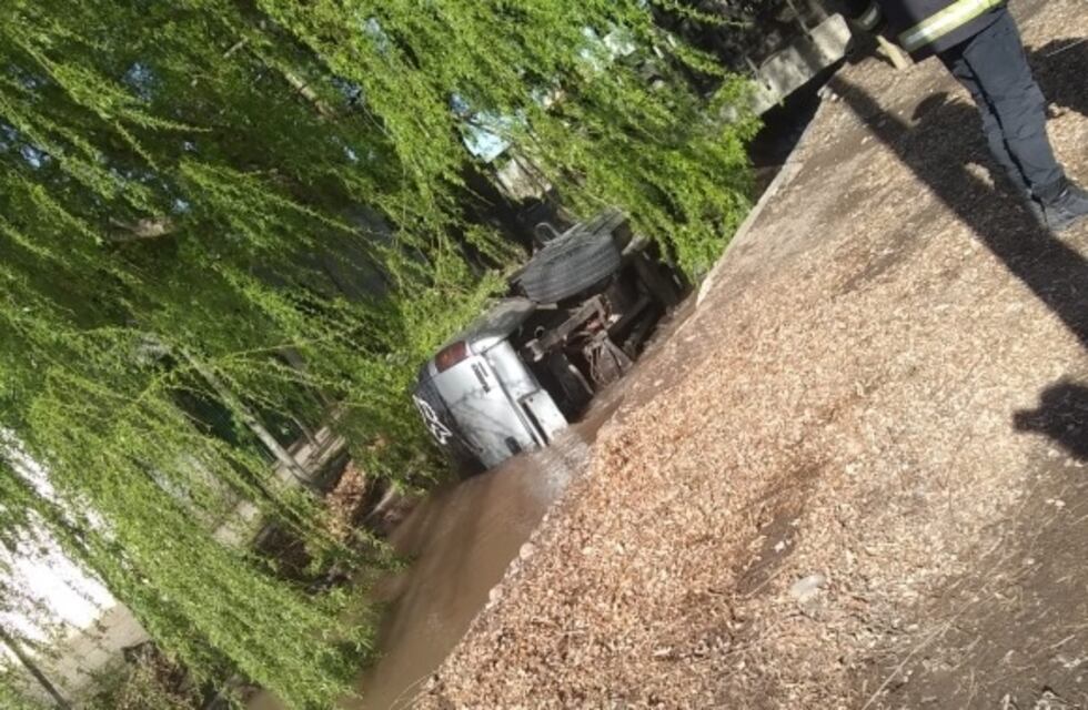 Cayó una camioneta a un canal en La Consulta y una niña está grave