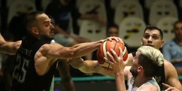 Con 11 puntos de Bertone la Gloria volvió al triunfo en la Burbuja