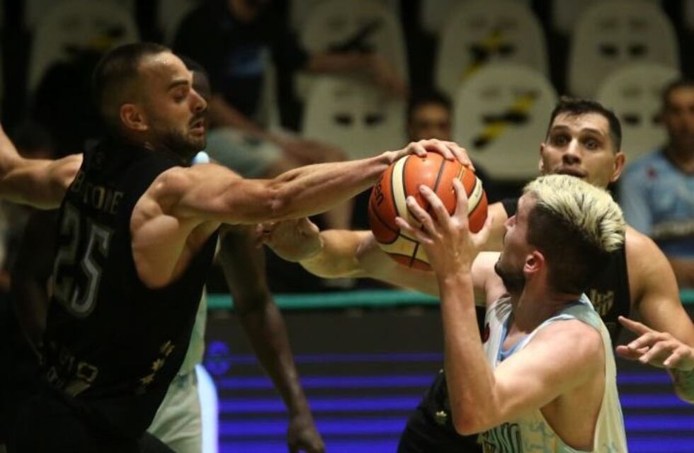 Con 11 puntos de Bertone la Gloria volvió al triunfo en la Burbuja