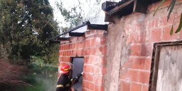 Incendio en una vivienda de Aristóbulo del Valle dejó daños materiales.