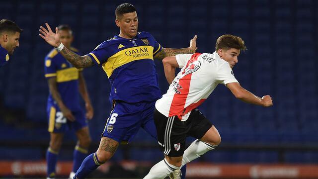 Marcos Rojo, de Boca, intenta ante Julián Álvarez, de River, en el último superclásico, jugado en la cancha de Boca. (AP)