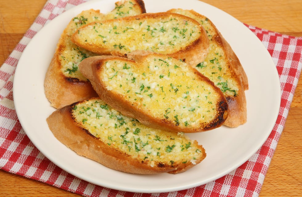 Cómo hacer pan de ajo sin levadura y sin horno: receta fácil y lista en solo 20 minutos